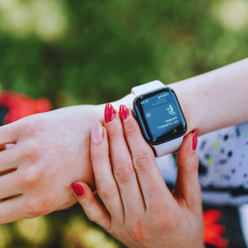Aplicações reais em smartwatches — que material utiliza cada marca